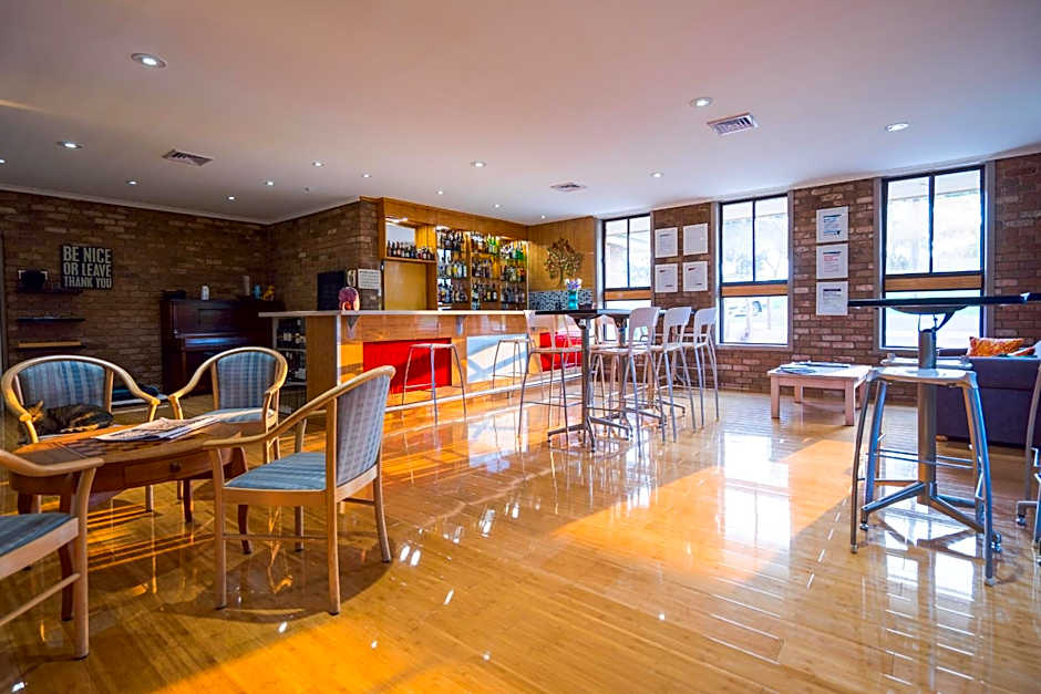 Farnham Court Motel and Restaurant