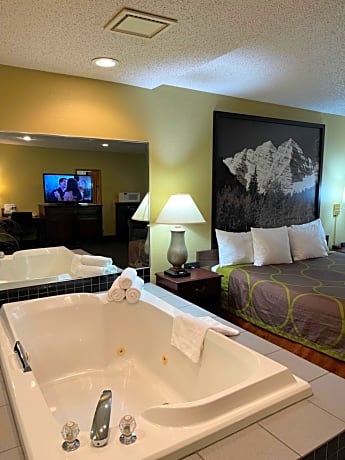 1 King Bed Suite Non-Smoking