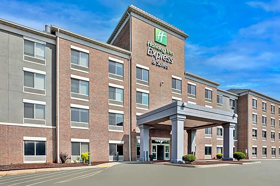 Holiday Inn Express & Suites Milwaukee NW - Park Place By IHG