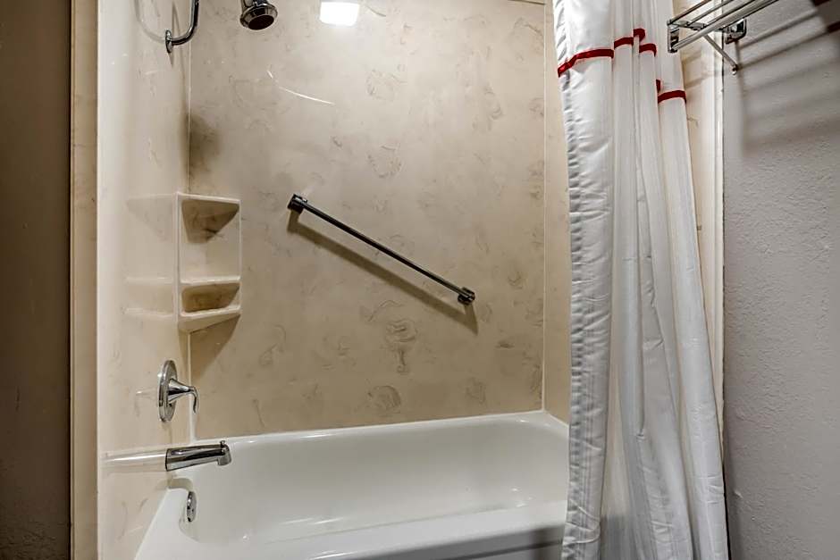 Red Roof Inn & Suites Sulphur Springs