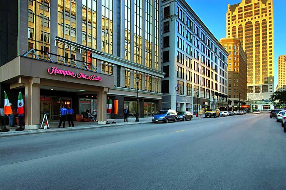 Hampton Inn By Hilton And Suites Milwaukee Downtown