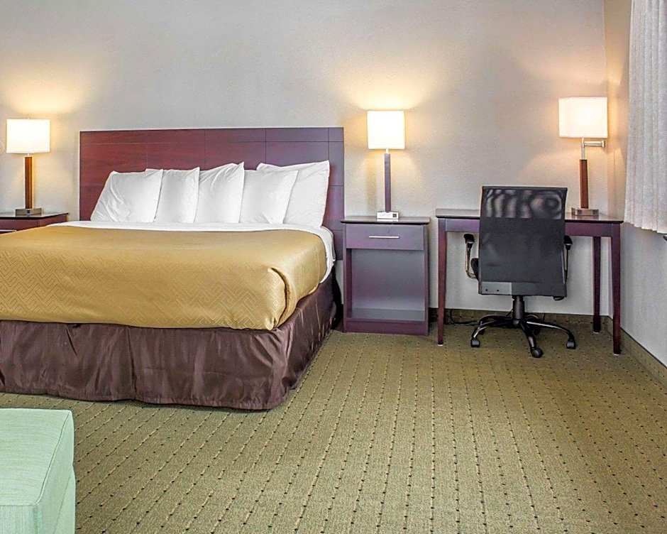 Econo Lodge Ames – Ames, IA