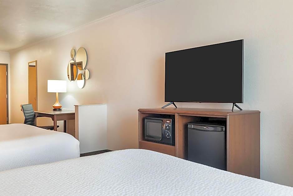 Howard Johnson Hotel & Suites by Wyndham Oacoma