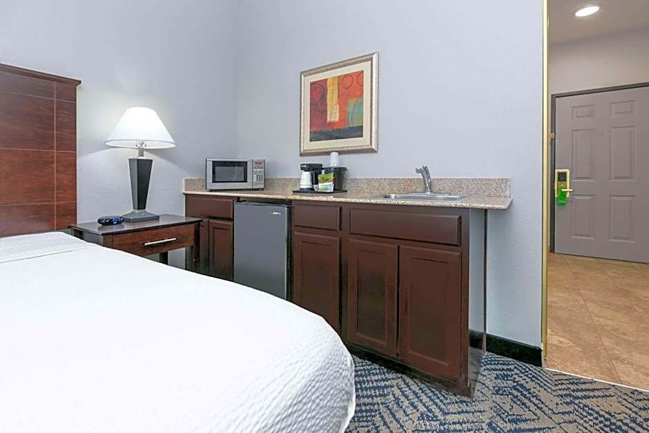 La Quinta Inn & Suites by Wyndham Tulsa Airport