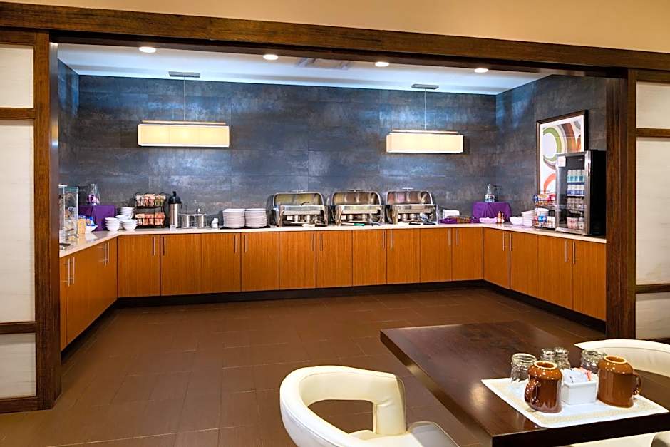 Holiday Inn and Suites Charleston West By IHG