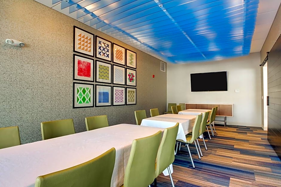 Holiday Inn Express & Suites Galesburg, an IHG Hotel
