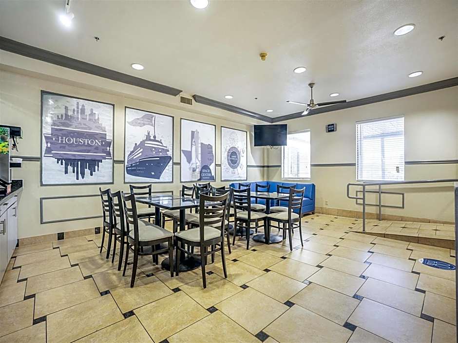Days Inn & Suites by Wyndham Webster NASA-ClearLake-Houston