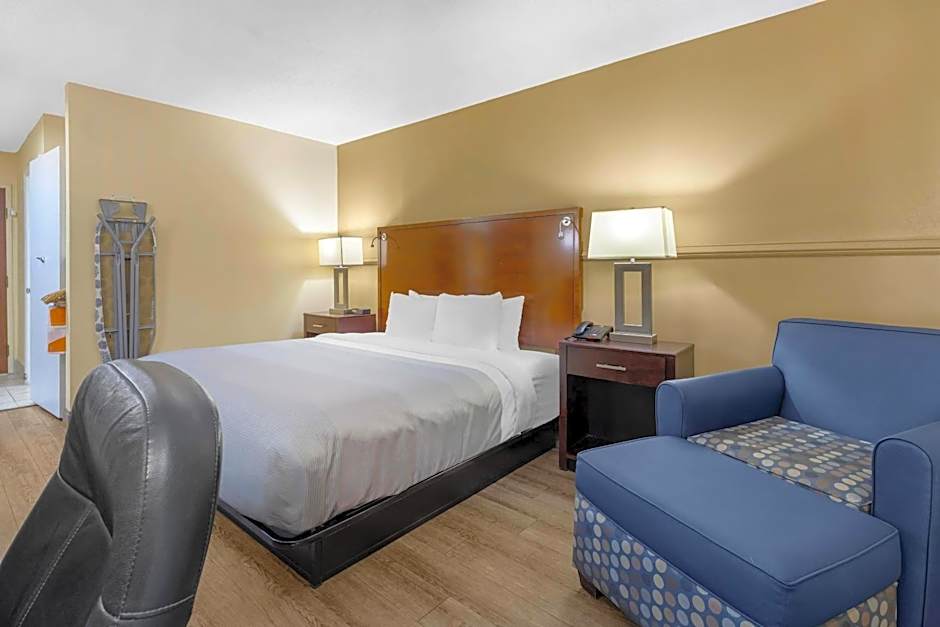 Photo 1 of 3 of 1 King Bed, Accessible