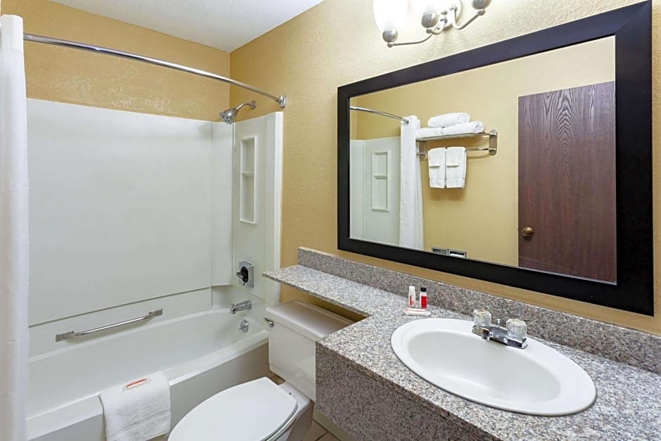 Rodeway Inn Bloomington - Normal near I-55 and University