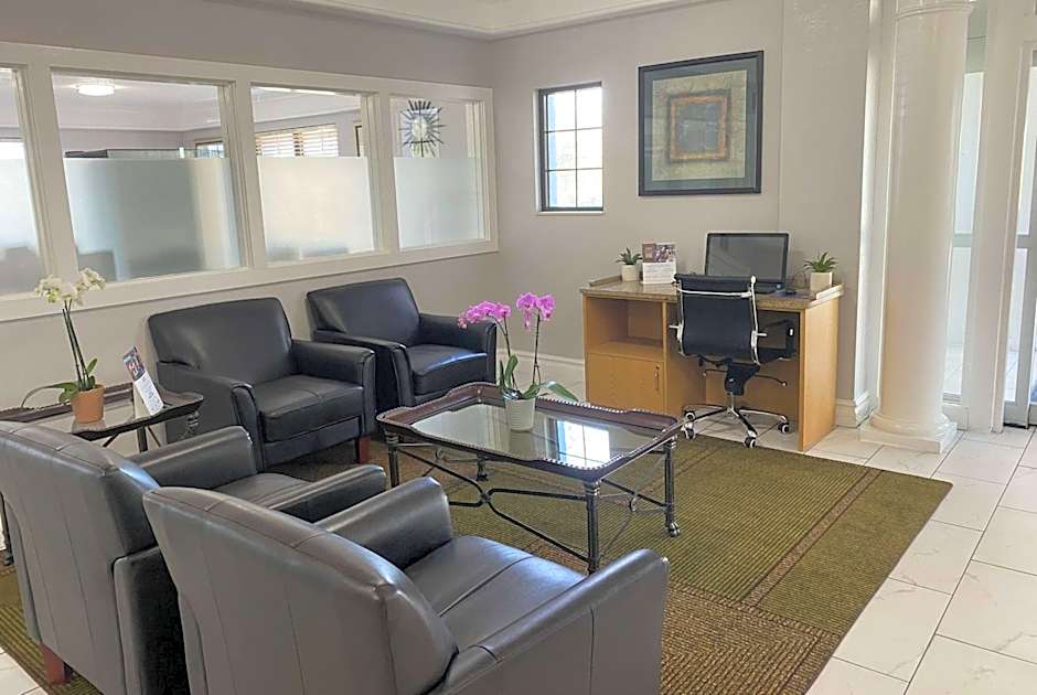 Days Inn & Suites by Wyndham Arlington Heights