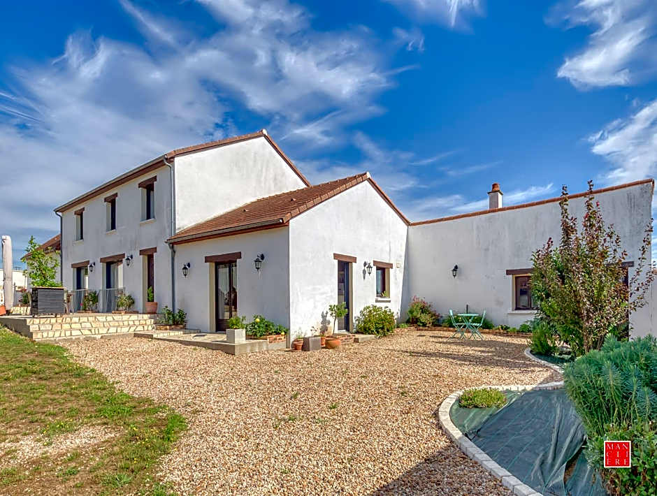 maison blanche piscine et petit déjeuner