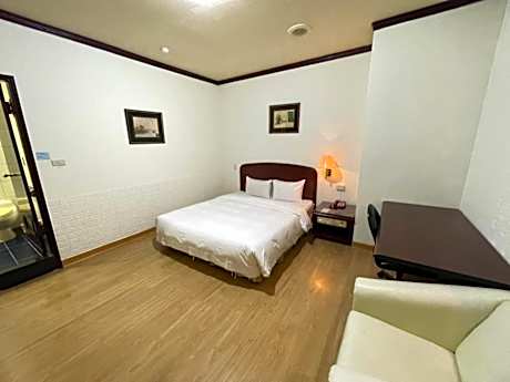 Budget Family Room - No Window (with Parking)