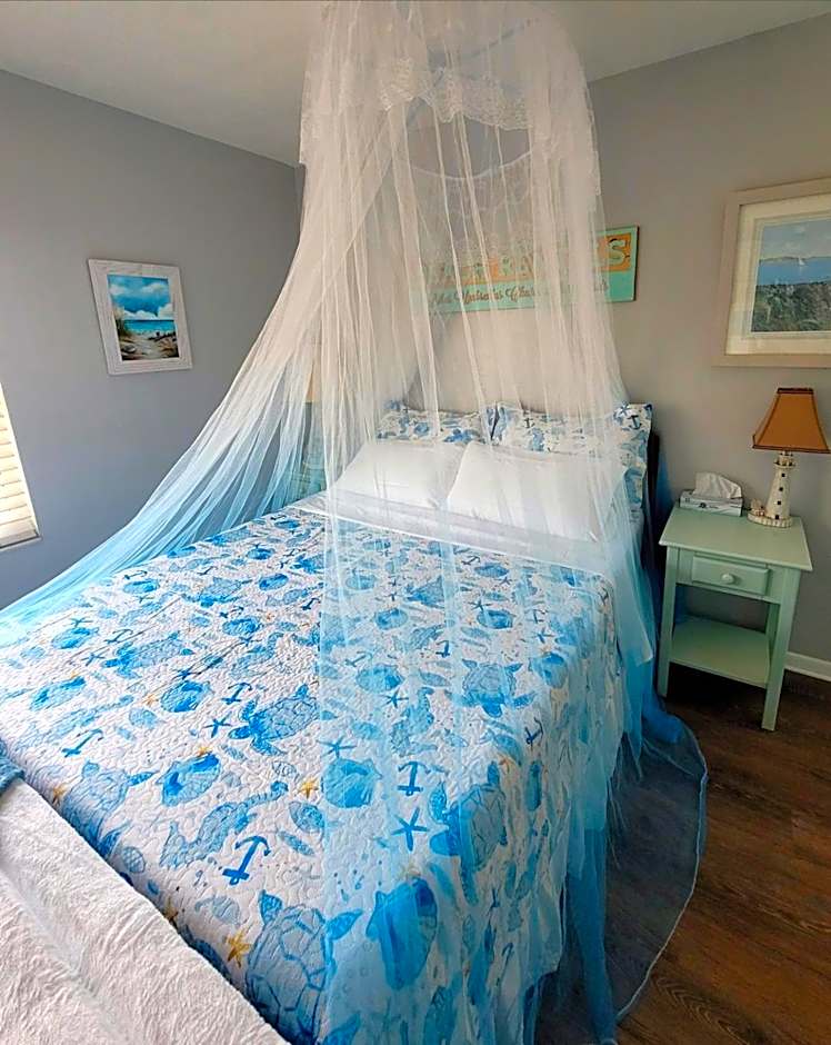 Searenity, Waterside studio in the heart of Treasure Island, walk to beach