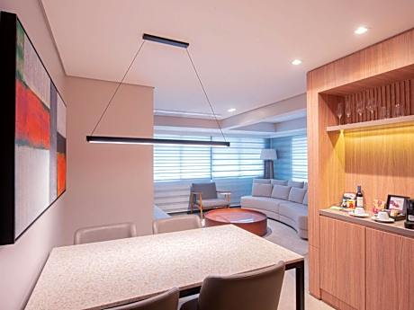 Family Apartment with One King Bed and Two Single Beds