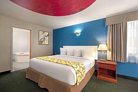 1 King Bed, Deluxe Suite, Jetted Tub, Non-Smoking