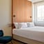 Garde and Warders Hotel