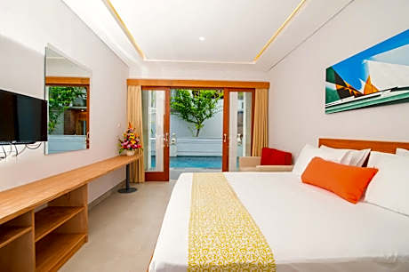 Deluxe Suite with Pool Access