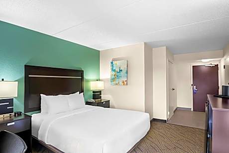Queen Room with Tub - Disability Access/Non Smoking
