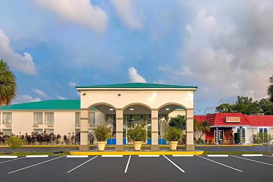 Days Inn & Suites by Wyndham Fort Pierce Midtown