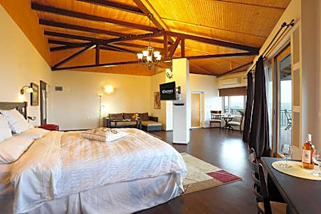 Corner Suite with Terrace and Vineyards & River View