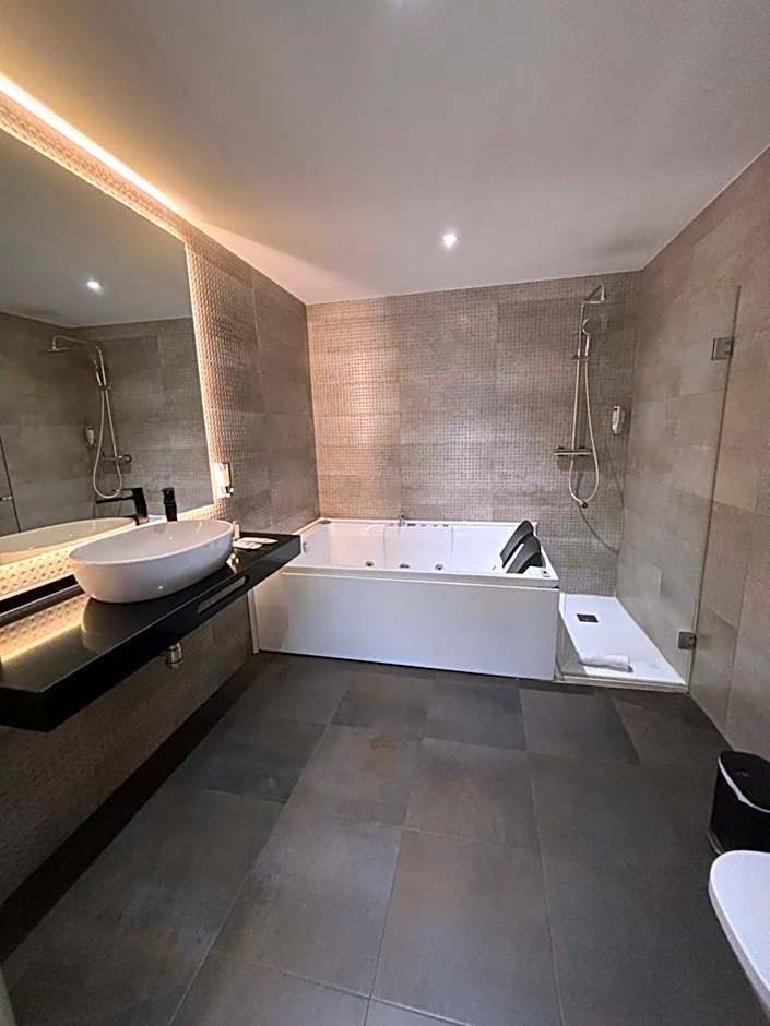 DAOS Suites & Terrace Marbella