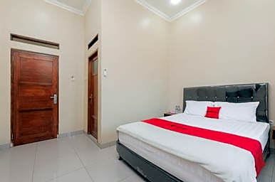 RedDoorz Syariah near Lemahabang Station