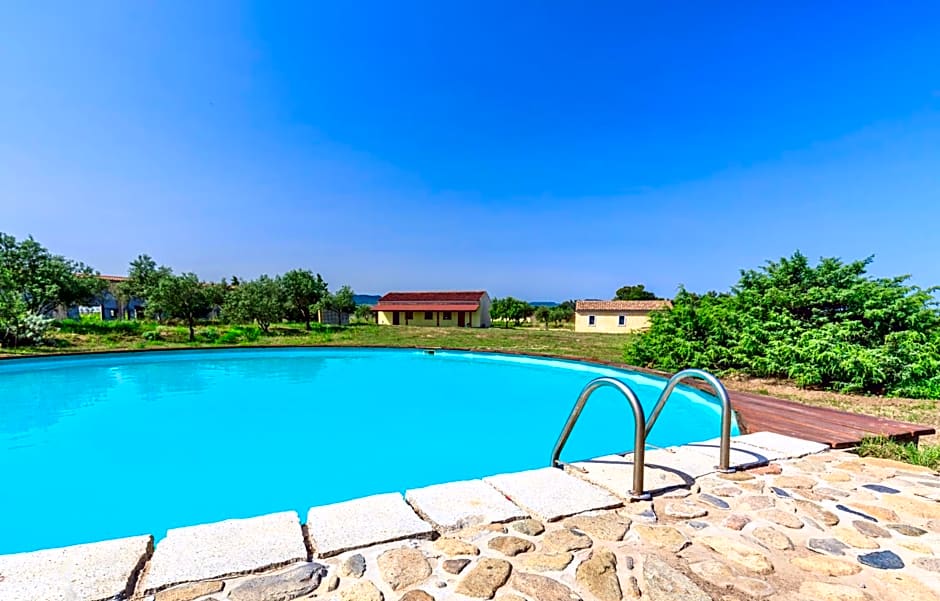 Lofts with private outdoor area and swimming-pool in Badesi