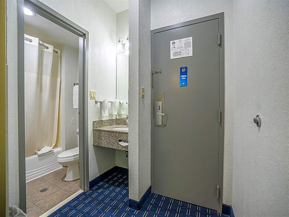 Days Inn & Suites by Wyndham Webster NASA-ClearLake-Houston
