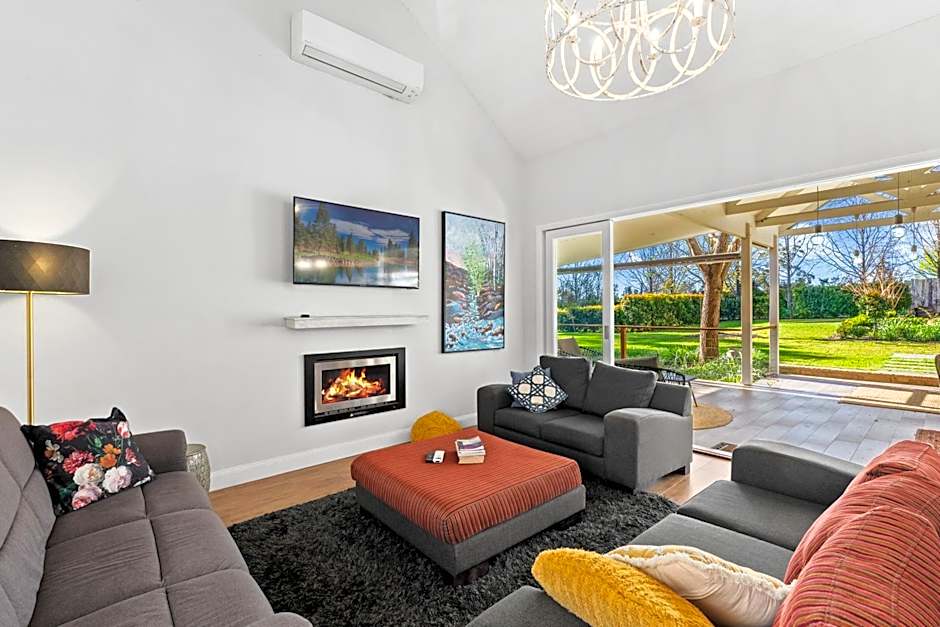 Chanticleer Gardens Barn cottage with a Pool