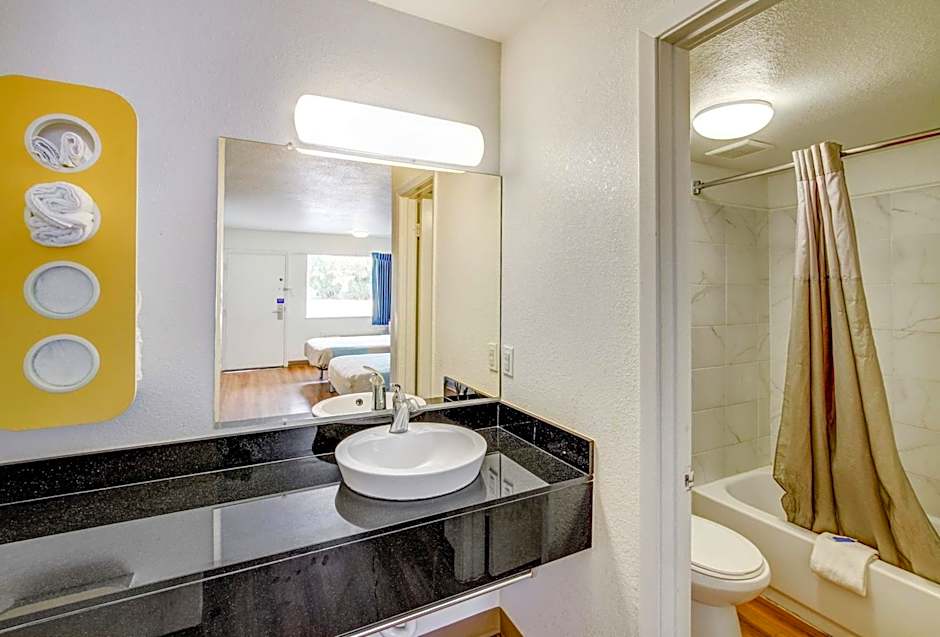 Motel 6 Waco - Lacy Lakeview