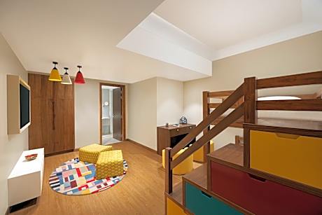 Deluxe Royal Kids Suite (1 Queen Bed and 2 Bunk Beds)