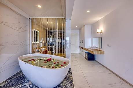 Deluxe Double Room with Balcony and Sea View