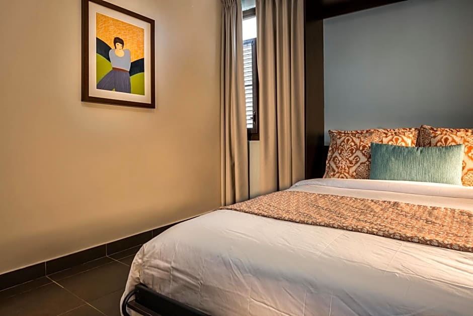 Decanter Hotel
