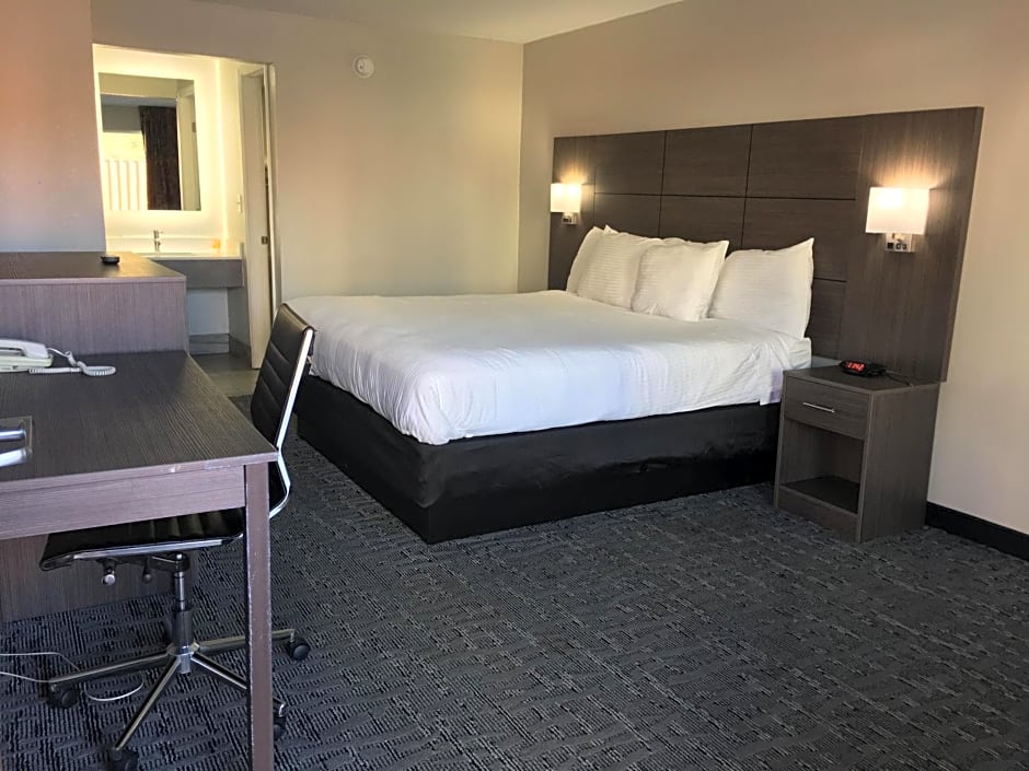 Days Inn & Suites by Wyndham Charleston Airport West