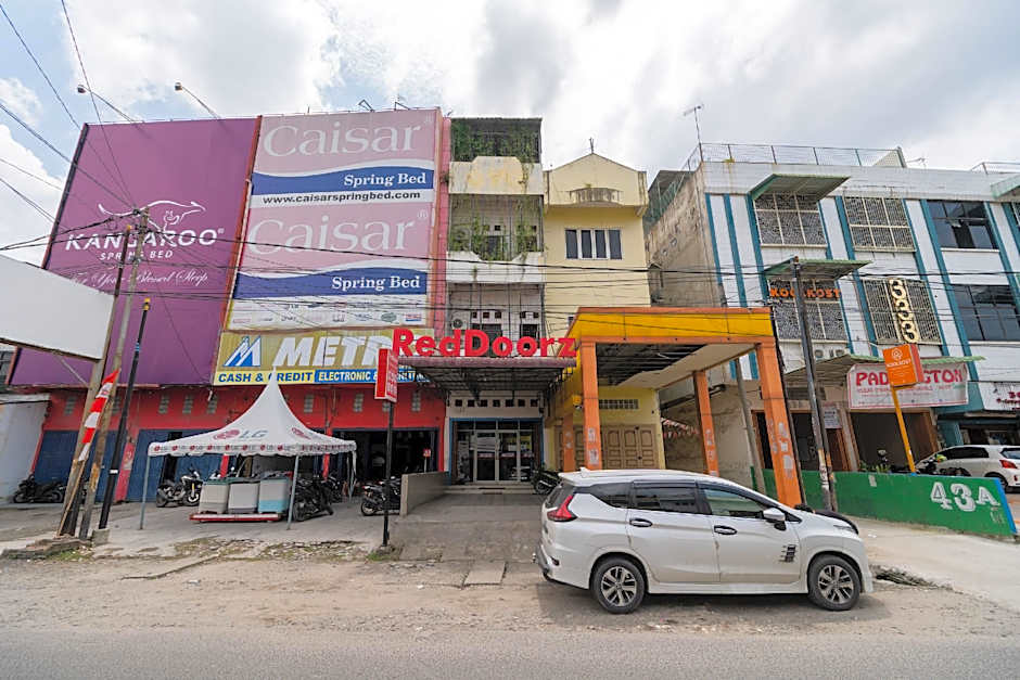 RedDoorz @ Fella Homestay Medan