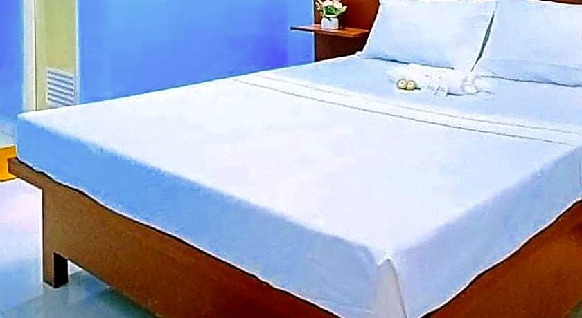 Jeanine's Travellers Inn by RedDoorz