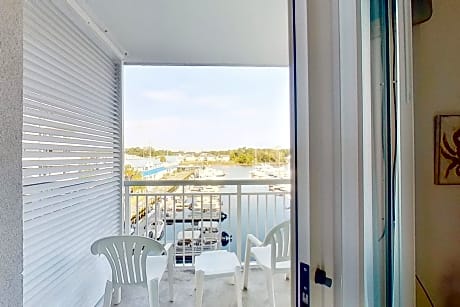 One-Bedroom King Suite with Marina View
