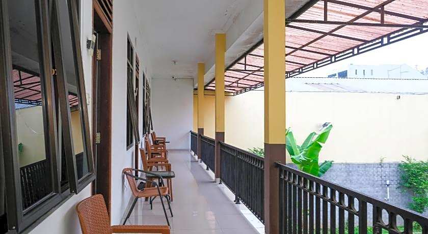 RedDoorz near Alun Alun Wonosobo