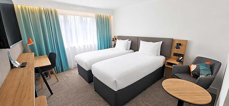 Holiday Inn Cardiff - North M4 By IHG