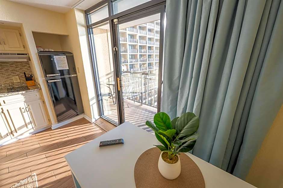 Oceanfront Views, Recently Renovated Kitchen,Pools