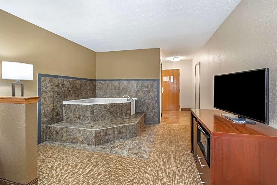 Comfort Inn & Suites Cincinnati Eastgate