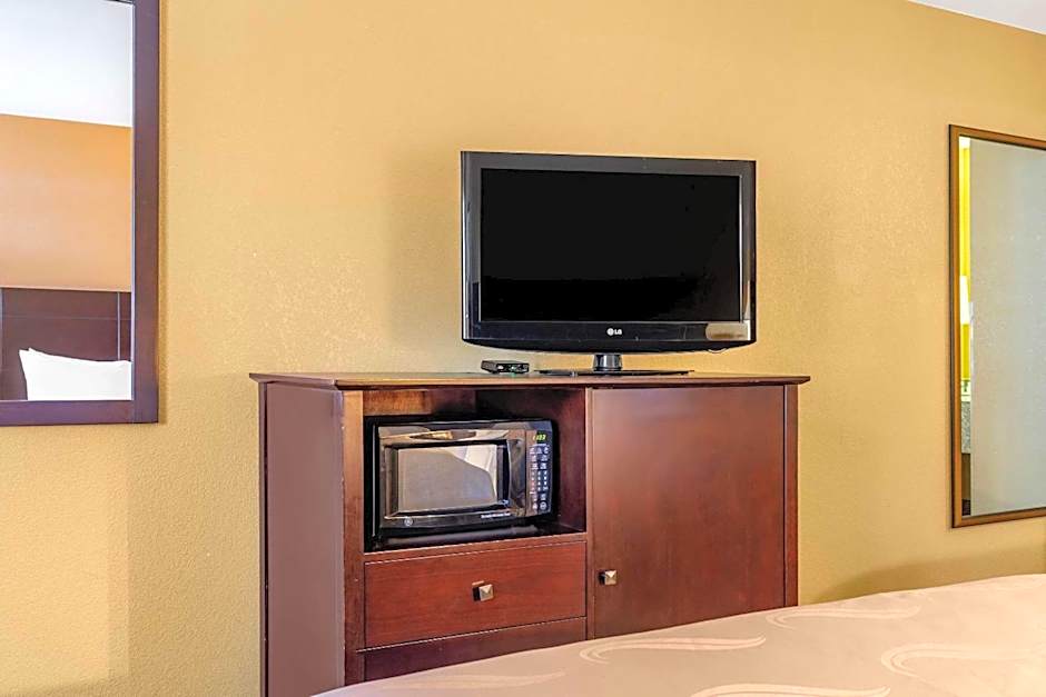 Quality Inn Russellville I-40