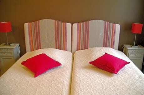 Charming Twin Room - street side 