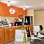 Super 8 by Wyndham Holton