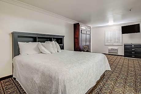 1 King Bed, Suite, No Smoking