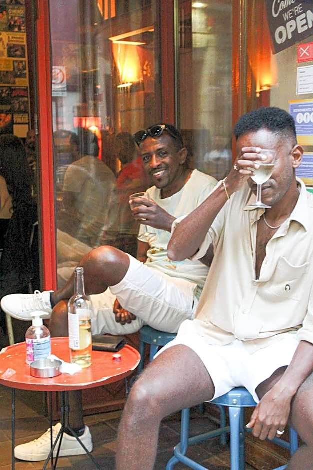 Alface Hall Hostel & Bar