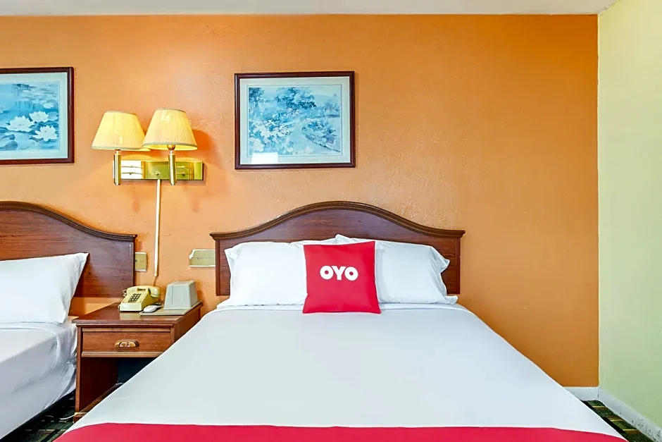 OYO Hotel Downtown Peoria I-74