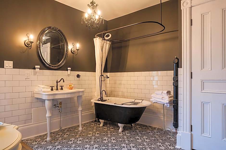 Slaymaker & Nichols Gastro House & Inn