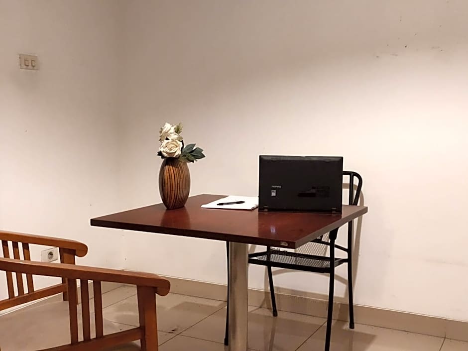 OYO 90809 Homestay Black Pink Merah Jambu Syariah