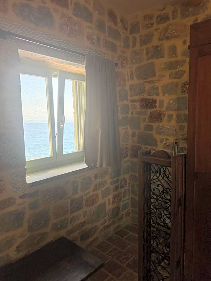 Arapis Rooms & Suites